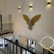Moderne Innenansicht mit s.luce Ring Hängeleuchten und goldener Engelsstatue.