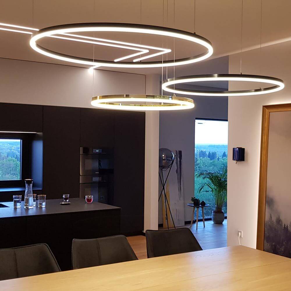 s.luce Ring Hängeleuchte im modernen Raum mit exzentrischem Design, energieeffizienten LEDs und verschiedenen Ringen.