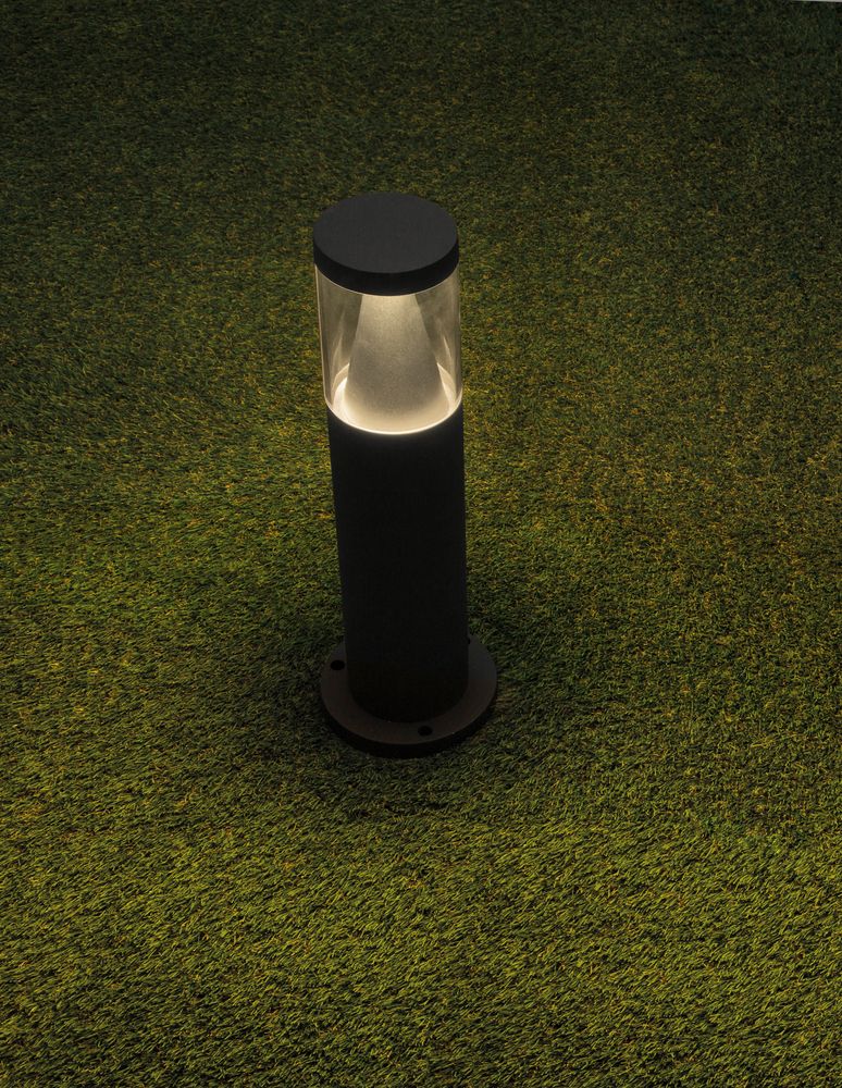 Rock LED Außenpollerleuchte 3000K Schwarz IP65 auf grünem Rasen, modernes Design und warmweißes Licht.
