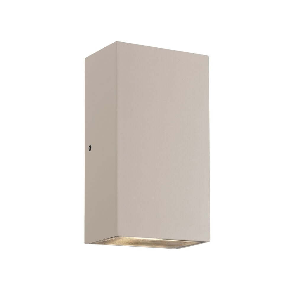 Rold Flat LED Wandleuchte IP54 in minimalistischem Design mit kubistischer Form und sandiger Farbe.