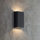 Rold LED Außen-Wandleuchte IP44 Schwarz an einer grauen Wand, minimalistische Design mit auf- und abwärts strahlendem Licht.