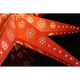 Roter Papierstern perforiert mit weiß bedrucktem Muster 7 Zacken ohne Leuchtmittel, stimmungsvolle Weihnachtsdekoration.