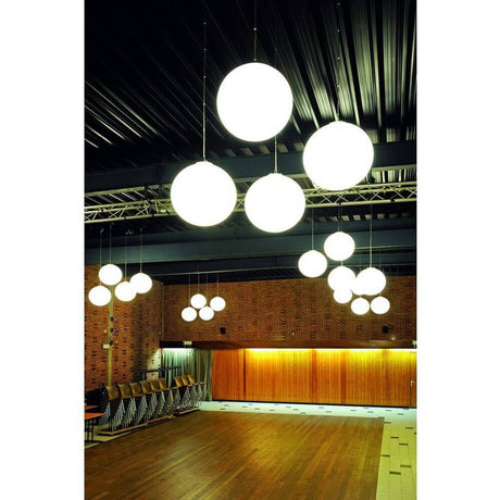 RotoBall 25 suspension blanche E27 max. 24W dans un intérieur moderne avec plusieurs luminaires suspendus.