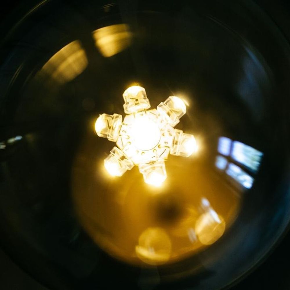 Candeeiro de mesa decorativo LED com lâmpada flutuante