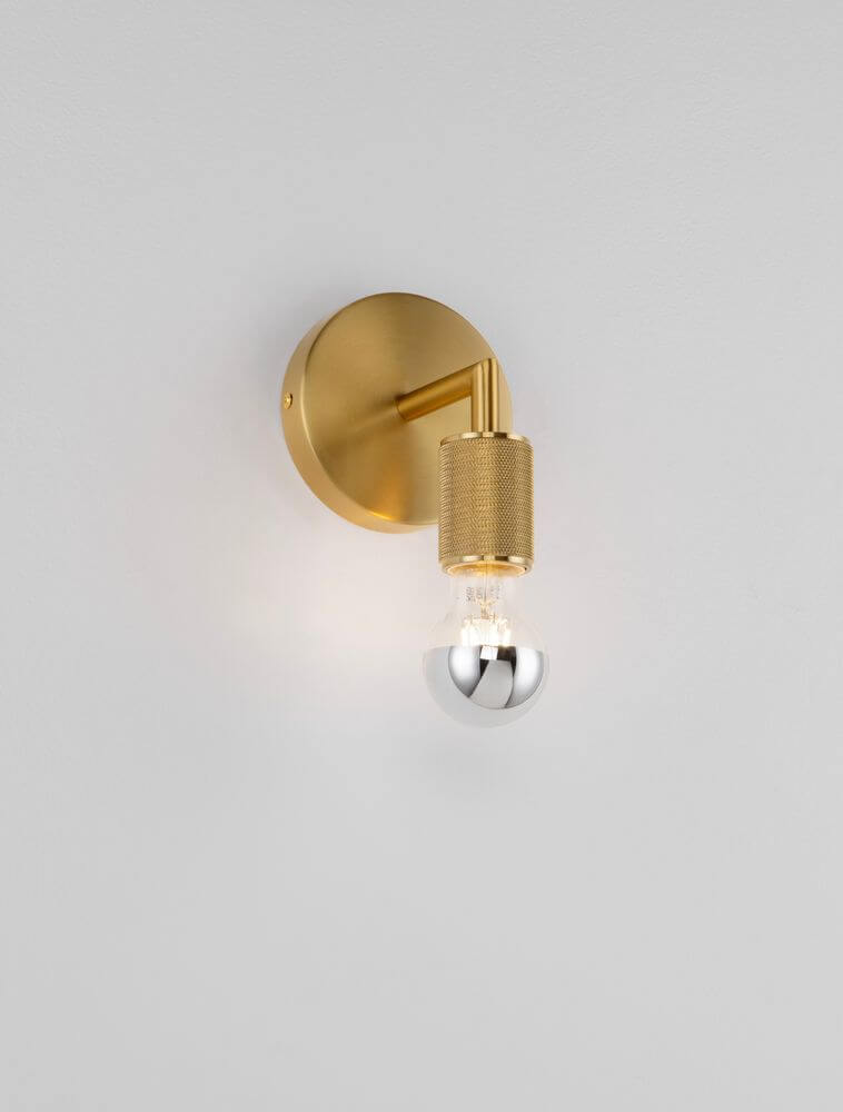 Stilvolle Wandleuchte in gold mit klarer Glühbirne, ideal für moderne Wohnräume oder Flure.