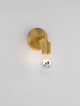 Stilvolle Wandleuchte in gold mit klarer Glühbirne, ideal für moderne Wohnräume oder Flure.