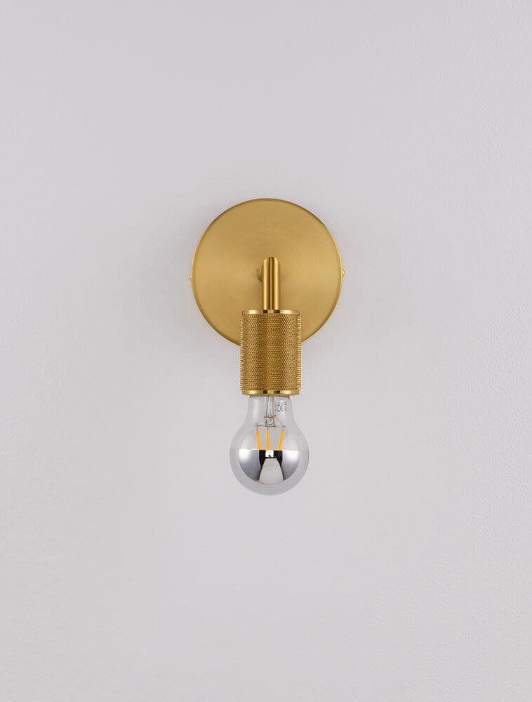 Vintage Wandleuchte in Gold mit E27-Fassung, ideal für Flur oder Wohnzimmer, zeitloses Design.