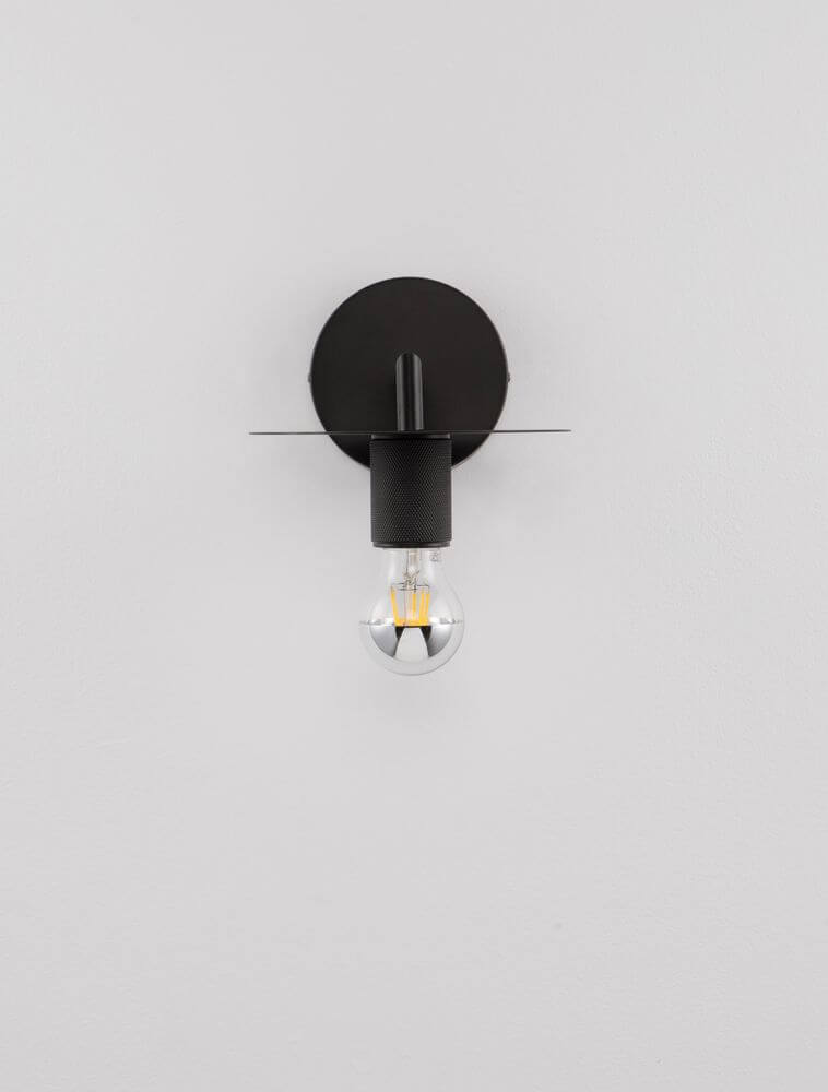 Royal Wandleuchte Ø 12cm mit Abstellfläche E27 an einer grauen Wand montiert.
