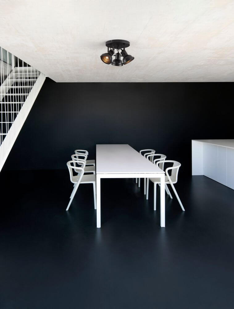 Ruvi Deckenleuchte GU10 3-flammig Ø 24cm Schwarz in modernem Essbereich mit weißen Möbeln und schwarzem Hintergrund.