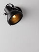 Ruvi Wandleuchte Schwarz mit modernem Industrial-Design, mattschwarzem Metall und kontrastreichem Licht.