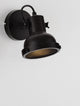 Ruvi Wandleuchte Schwarz in mattem Schwarz, modernes Industrial-Design mit skulpturalem Äußeren.
