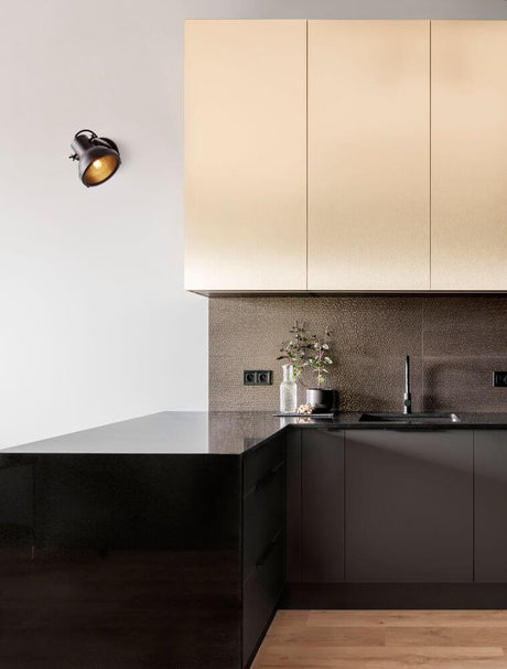 Ruvi Wandleuchte Schwarz an moderner Küchenwand mit stilvollem Design und warmem Licht