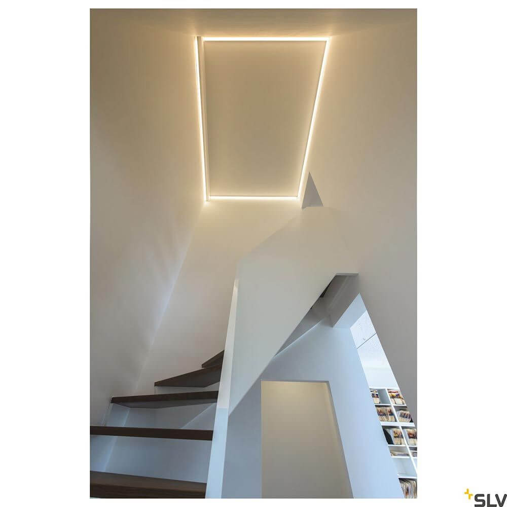 Moderne Treppe mit flacher Abdeckung und indirekter Beleuchtung im Innenraum.