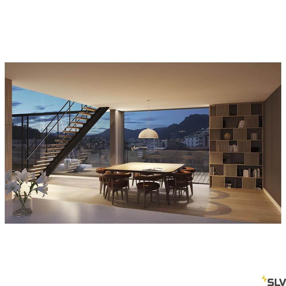 Moderne Innenarchitektur mit Essbereich und Treppe, ideal für das Heim. Elegantes Design bei Tageslicht.