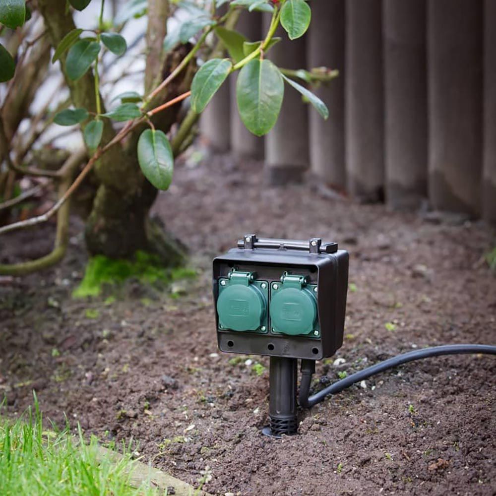 4-fach Gartensteckdose IP44 mit 1,4m Zuleitung im Boden, ideal für Gartenanwendungen und Stromversorgung.