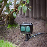 4-fach Gartensteckdose IP44 mit 1,4m Zuleitung im Boden, ideal für Gartenanwendungen und Stromversorgung.