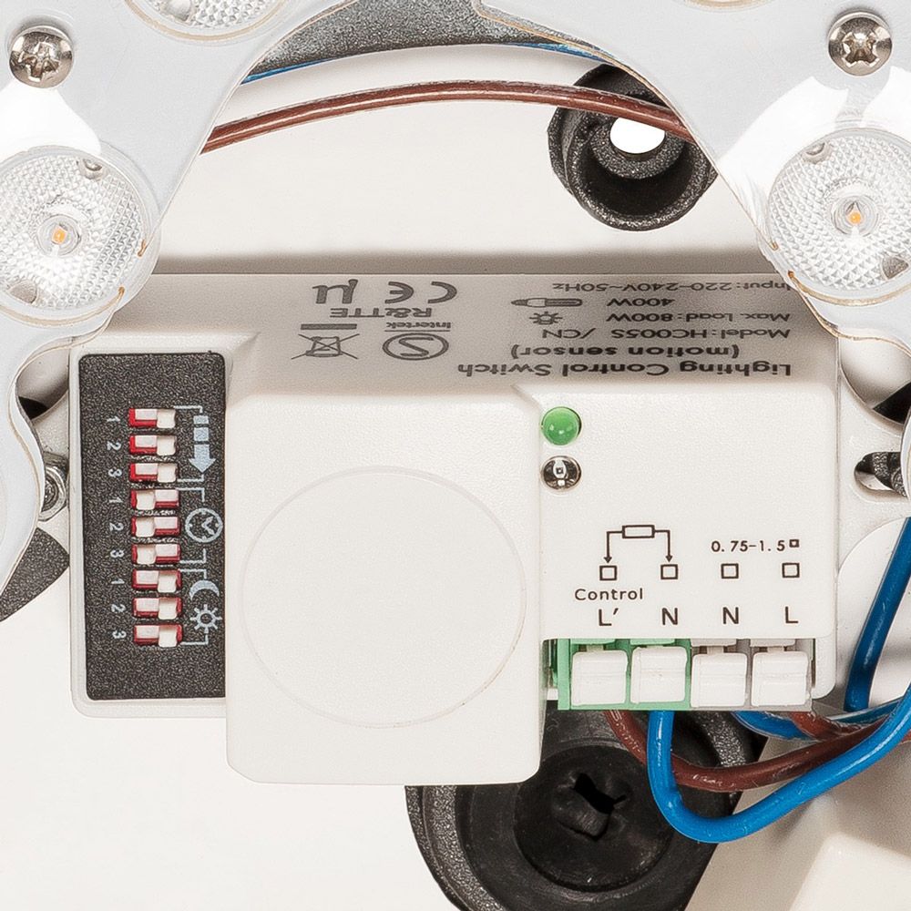 Detailansicht des Ainos Deckenleuchte LED Steuergeräts mit Einstelloptionen für Sensor und Leuchtdauer.