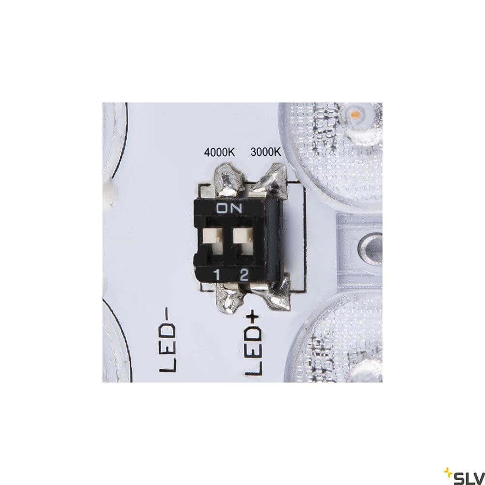 Nahaufnahme des Schalters der Ainos LED-Leuchte für Farbtemperatur 3000K oder 4000K von SLV.