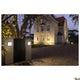 Ainos Square LED Wand- & Deckenauleuchte IP65 CCT beleuchtet Eingangsbereich eines Hauses bei Nacht.