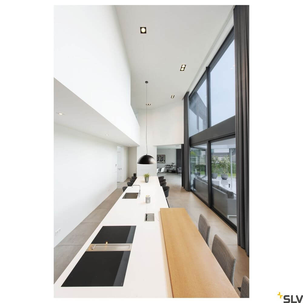 Aixlight Pro50 Modul 3000K Weiß, Schwarz in moderner Küche mit großem Tisch und Fensterfront.