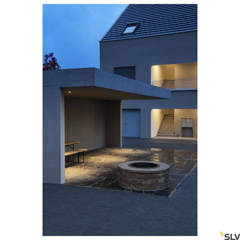 Akalo 83 Einbau-Deckenleuchte Weiß 3000/4000/5700K in moderner Außenumgebung bei Dämmerung