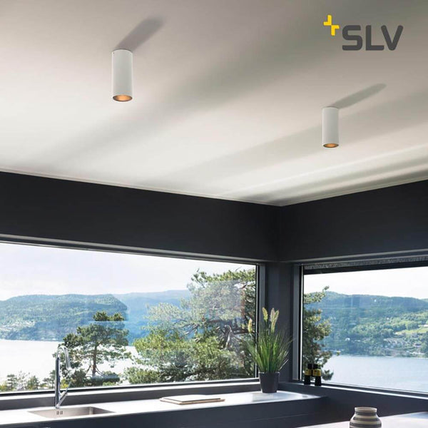 Anela LED Deckenleuchte Weiß 3000K in modernem Wohnraum mit Blick auf die Landschaft.
