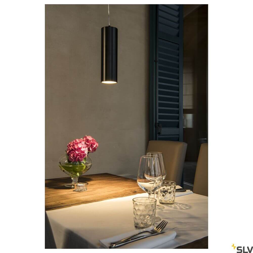 Anela Reflektor 28° Gold beleuchtet den Esstisch mit eleganten Gläsern und Blumenarrangement.