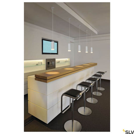 Astina pendel QPAR51 Hvid over en moderne bar med stole i minimalistisk design.