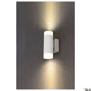 Applique murale Astina QPAR51 Up & Down blanc installée sur un mur avec une douce lueur.