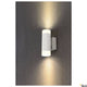 Astina Wandlampe QPAR51 Up & Down Weiß an einer Wand installiert mit sanftem Lichtschein.