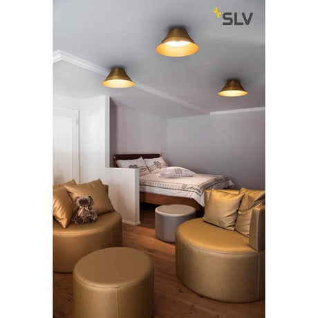 Bato 45 LED Deckenaufbauleuchte Messing in modernem Schlafzimmer mit zwei weiteren Leuchten an der Decke.