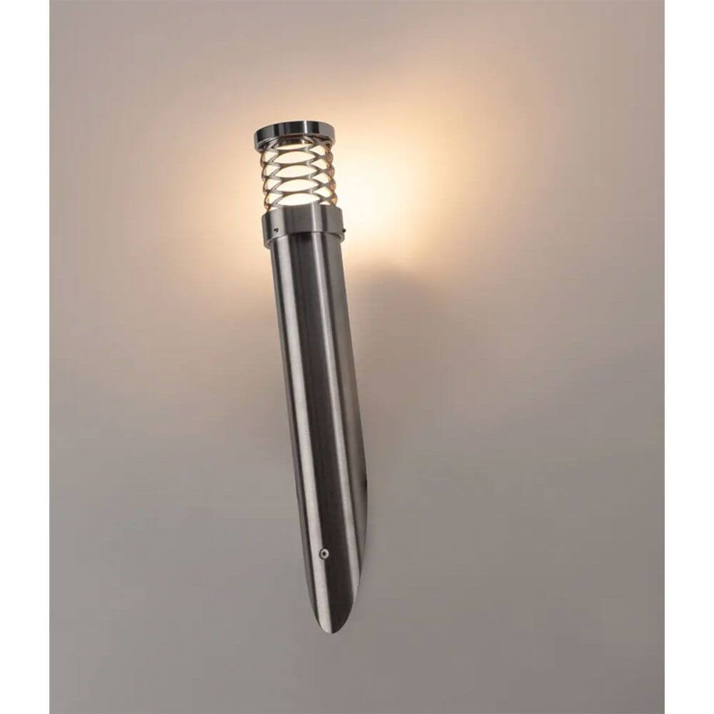Edelstahl Raster für Trust-Serie an einer Wandlampe, verleiht neues Erscheinungsbild und verändert das Abstrahlverhalten.