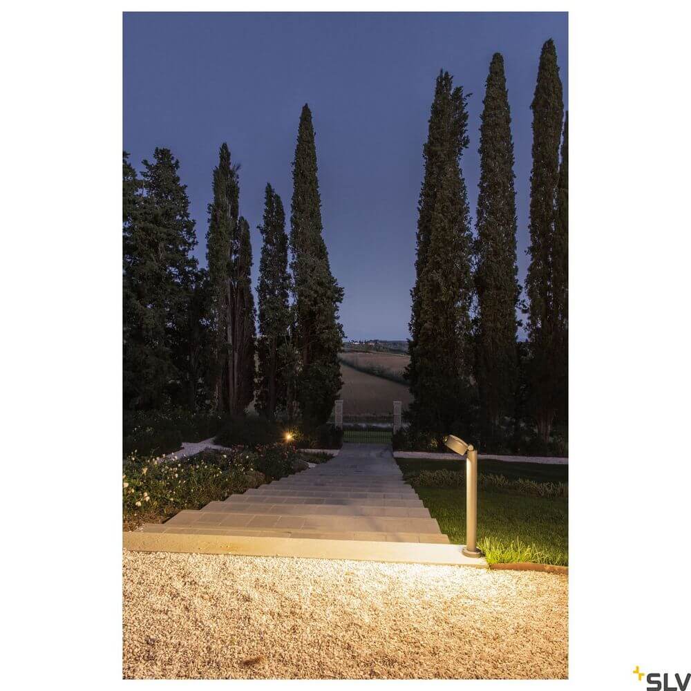 Eskina 80 Pole Fl 3000/4000K Anthrazit IP65 beleuchtet einen Gartenweg bei Nacht.