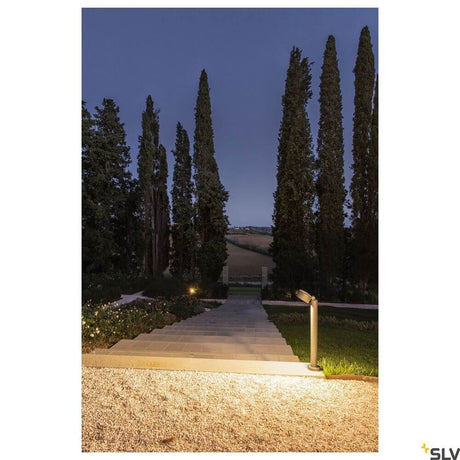 Eskina 80 Pole Fl 3000/4000K Anthrazit IP65 beleuchtet einen Gartenweg bei Nacht.