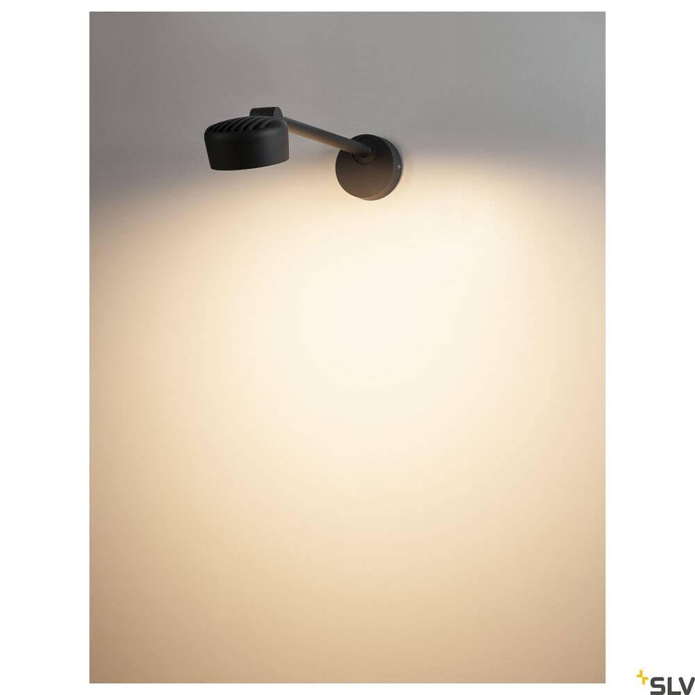 Eskina Displayleuchte 3000-4000K Anthrazit IP65 an der Wand mit sanftem Licht.