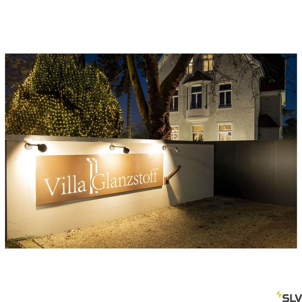 Villa Glanzstoff Beleuchtung mit moderner Eskina Displayleuchte 3000-4000K Anthrazit IP65 im Einsatz.