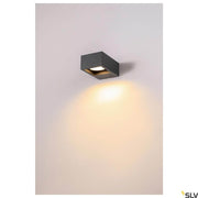 Applique murale en saillie Eskina LED Frame Outdoor CCT dans un élégant design anthracite montée au mur.