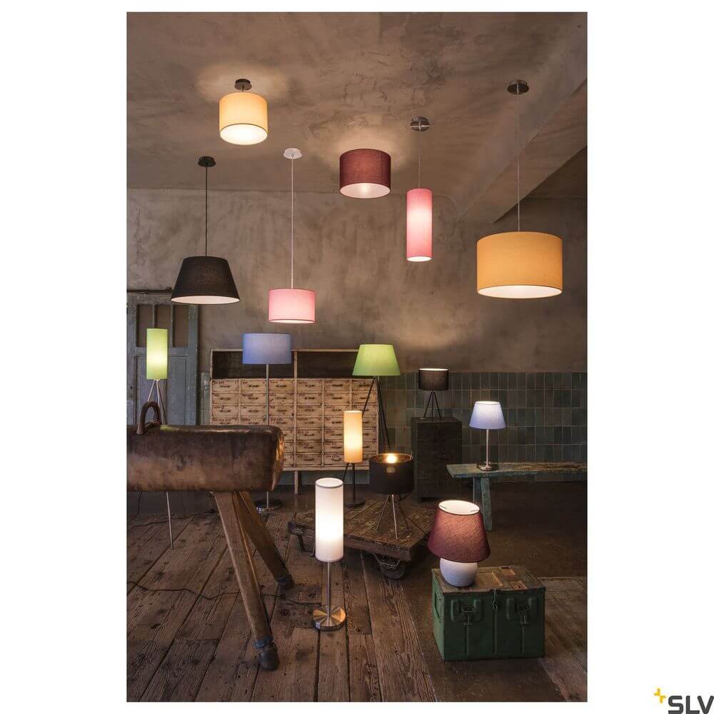 Fenda Leuchtenschirm Konisch Ø 30cm Weinrot in einer stilvollen Raumgestaltung mit verschiedenen Lampen.