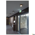 Moderne Fera 25 CL LED Deckenaufbaulampe in einem stilvollen Innenraum mit Holzverkleidung.