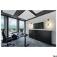 Moderne Büroumgebung mit Fitu Crane Base Wandhalterung für Pendelleuchten und elegantem Schreibtisch.