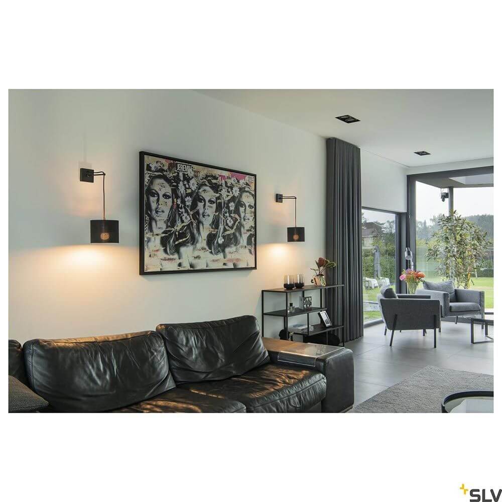 Moderne Wohnzimmereinrichtung mit Fitu Crane Base Wandhalterung und Pendelleuchten.