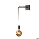Fitu Crane Base Wandhalterung mit Pendelleuchte in modernem Design und schwarzer Oberfläche.