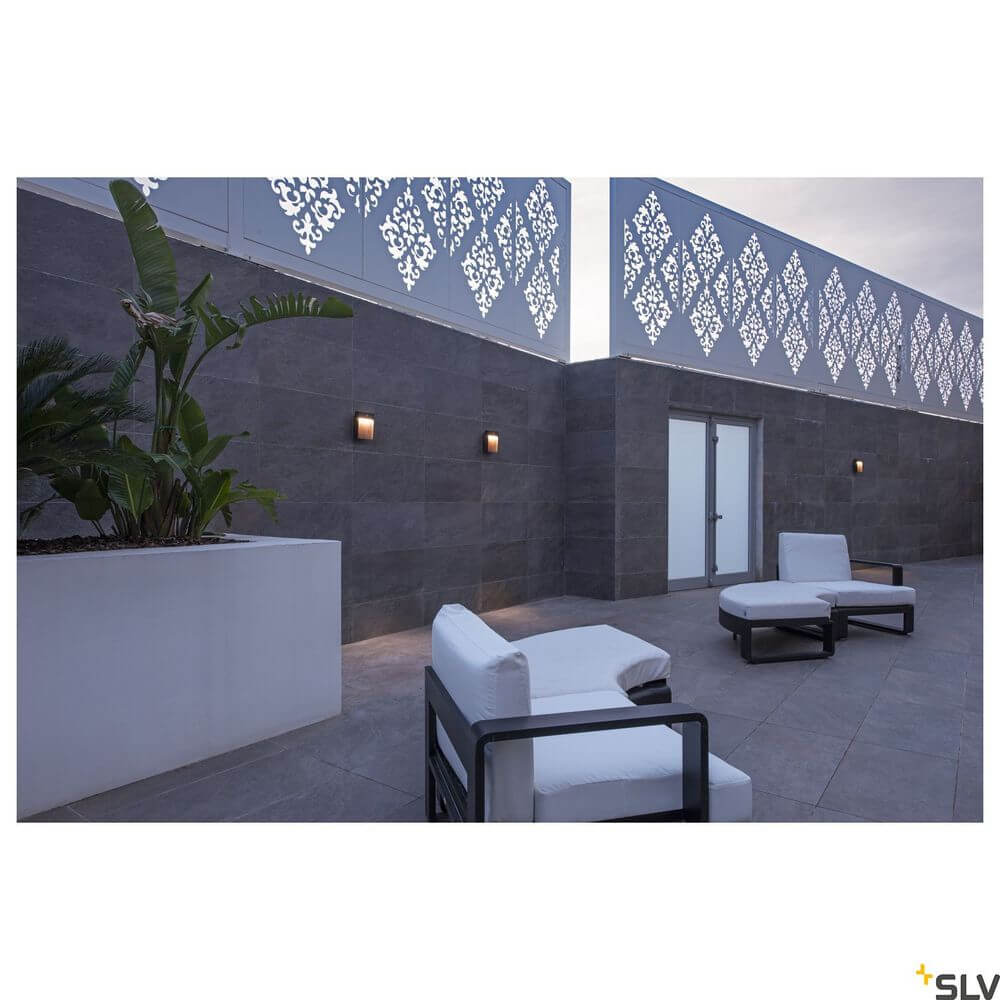 Flatt Sensor LED Outdoor-Wandlampe 3000K Anthrazit, Braun an einer modernen Außenwand in einem stilvollen Ambiente.