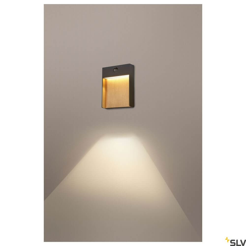 Flatt Sensor LED Outdoor-Wandlampe 3000K Anthrazit, Braun an Wand montiert mit warmem Licht.