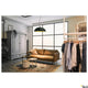 Forchini L 70 E27 Pendellampe Schwarz, Gold in einem modernen Wohnraum mit Sofa und Garderobe.