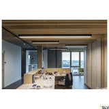 Modernes Büro mit Glenos 2m Pendellampe in Schwarz und natürlichem Holzdesign, 4000K Lichttemperatur.
