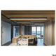 Modernes Büro mit Glenos 2m Pendellampe in Schwarz und natürlichem Holzdesign, 4000K Lichttemperatur.