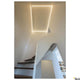 Grazia 3m LED Aufbauprofil Standard Glatt installiert in modernem Treppenhaus mit indirekter Beleuchtung