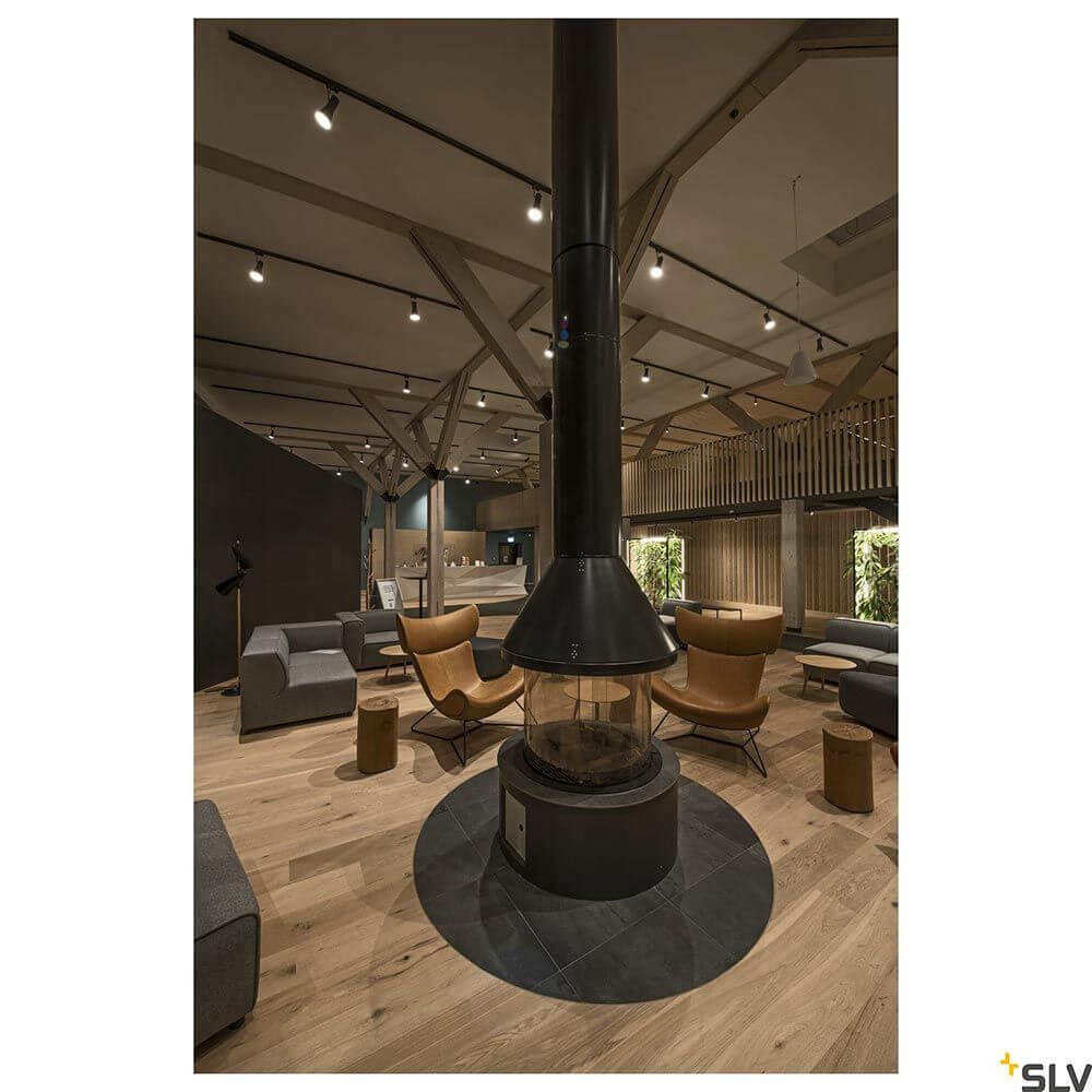 Gemütliche Lounge mit modernem Kamin im Mittelpunkt und stilvollen Möbeln.