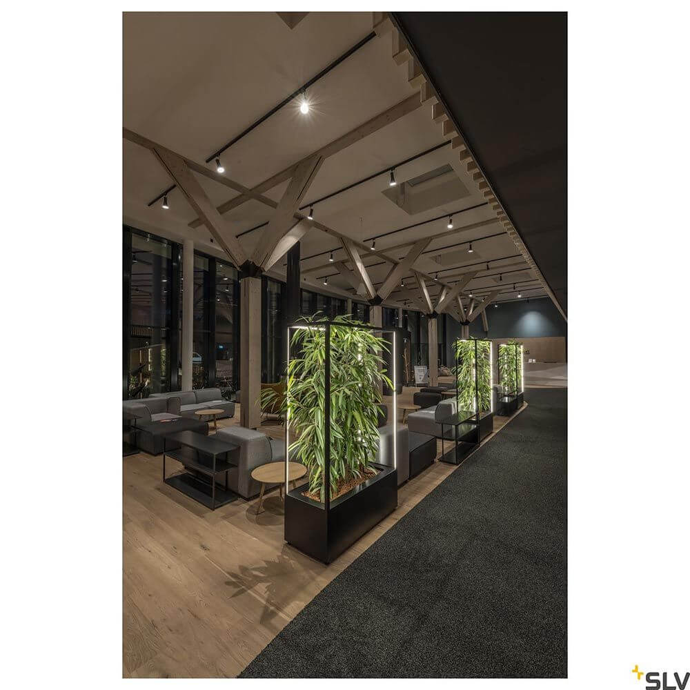 Moderne Innenarchitektur mit Grazia Pro LED Flexstrip 24V 2700-6500K Beleuchtung und Pflanzenarrangements.